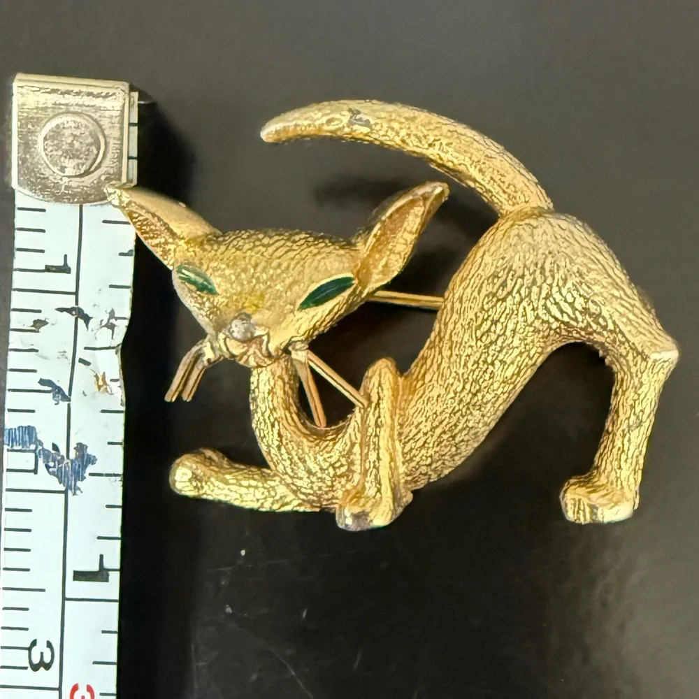 BOUCHER designer Vintage gold tone small cute Siamese cat brooch‎ Emerald Eyes